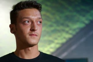 El arribo de Bale al Madrid ha llevado a Mesut hacia la Liga Premier para tomar las riendas del mediocampo 'gunner'.