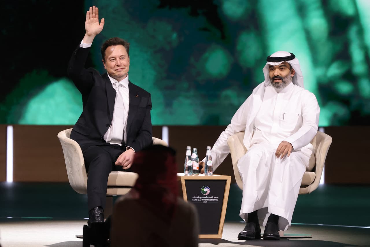 El multimillonario y asesor presidencial Elon Musk durante un conferencia con inversionistas saudi-estadounidense en Ryad. Musk es parte de un grupo de líderes empresariales que viaja con Trump.