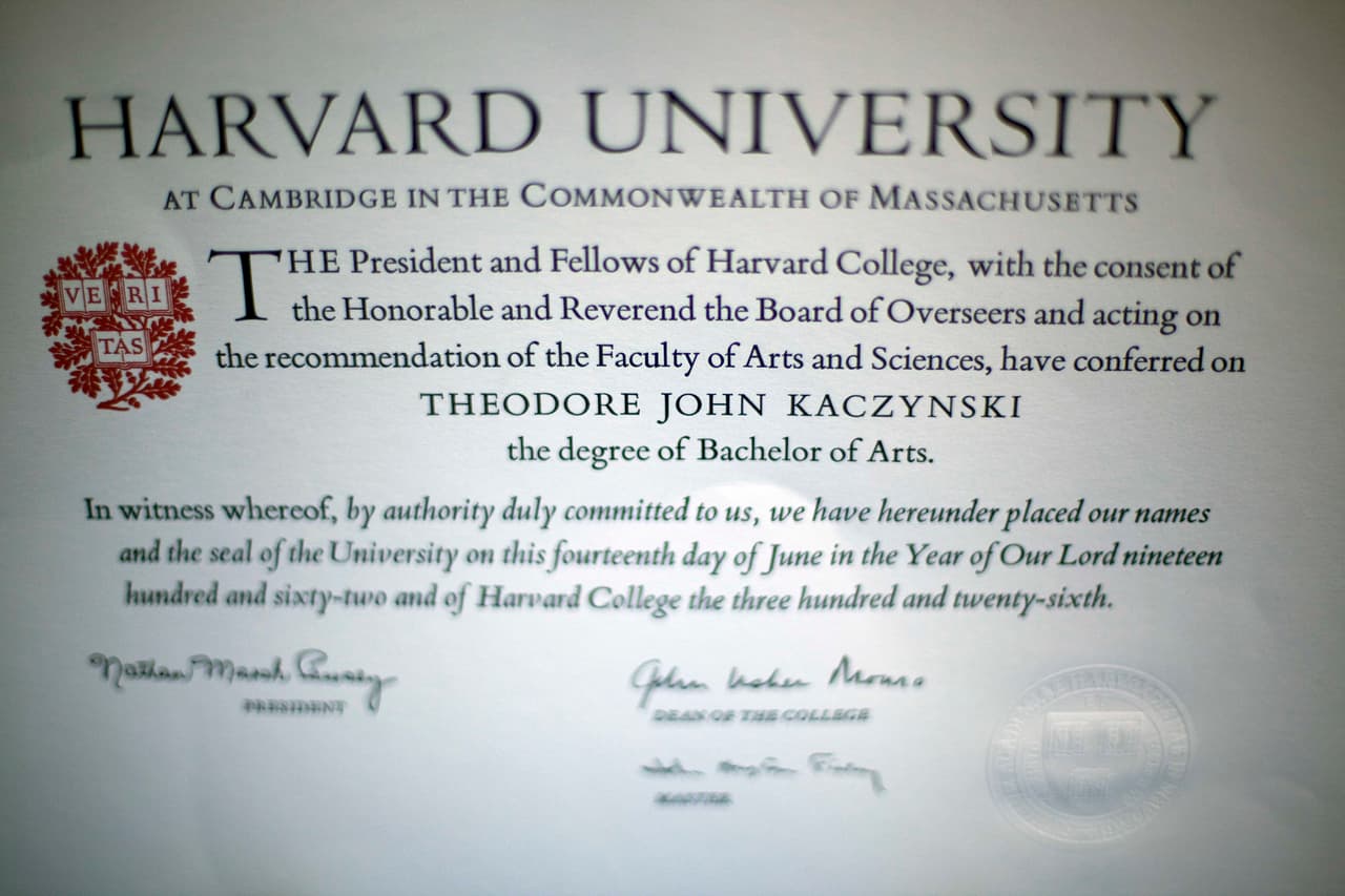 En 1979 el Unabomber colocó una explosivo en el equipaje de un vuelo de American Airlines entre Chicago a Washington D.C. El humo del artefacto afectó a los pasajeros y forzó un aterrizaje de emergencia. Un fallo en el mecanismo evitó la explosión, que según las autoridades pudo haber derribado al avión. En la fotografía el diploma de la Universidad de Harvard obtenido por Kaczynski, subastado junto a otros objetos personales del criminal en 2011.