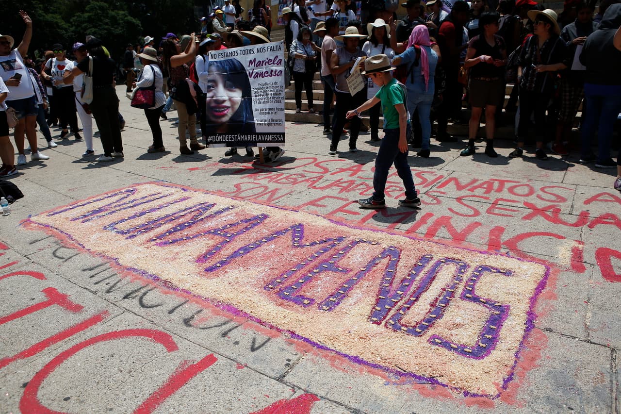 Un sondeo gubernamental efectuado en 2018 señaló que 80% de las mujeres en México no se sienten seguras. El acoso sexual y las agresiones son tan habituales en el transporte público que el tren subterráneo de la Ciudad de México reserva dos vagones de cada convoy exclusivamente para mujeres.