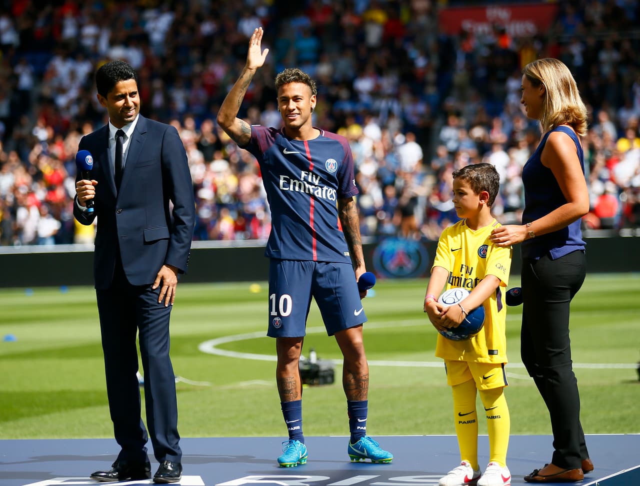 <b>Neymar (2017-2018)</b>
<br>Club de procedencia: Barcelona
<br>Destino: PSG
<br>Costo: 222 MDE (millones de euros)