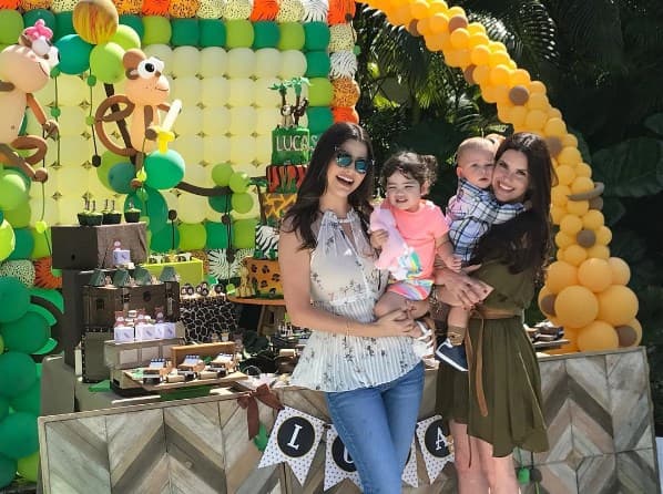 Su carita de alegría lo dice todo, este par de pequeñitos la estaban pasando increíble en la safari party.