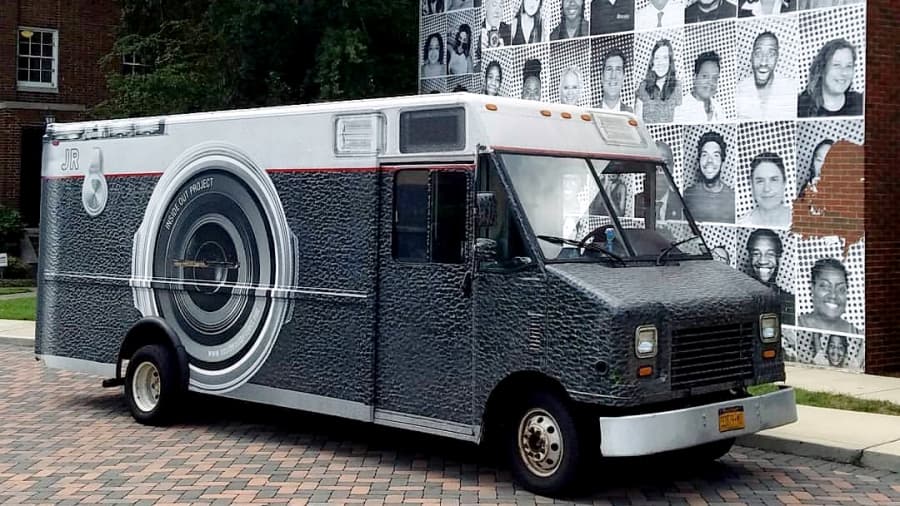 La cámara móvil de Inside Out Project recorre varias ciudades de Estados Unidos en apoyo al Dream Act.