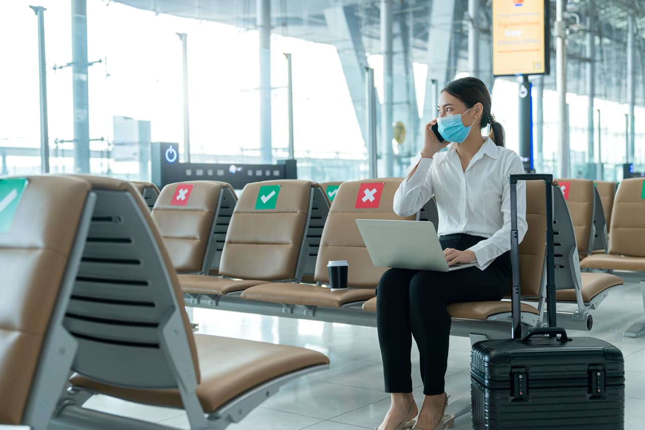 <h3 class="cms-H3-H3"><b>3. Evita las red wifi públicas</b></h3>
<br>
<br>Una red gratuita pública, como las que hay en centros comerciales, aeropuertos o parques, es un auténtico festín para un 
<i>hacker</i>. Intenta usar solo su conexión móvil y desactive la conexión wifi cuando estés en un lugar público. Sus datos (entre ellos información de pago y contraseñas) están disponibles 
<a href="https://www.univision.com/temas/ciberataque">para un<i> hacker</i></a> medianamente hábil. De ser posible, desactiva también el 
<i>bluetooth</i>, a menos que lleve un reloj que requiera su uso.