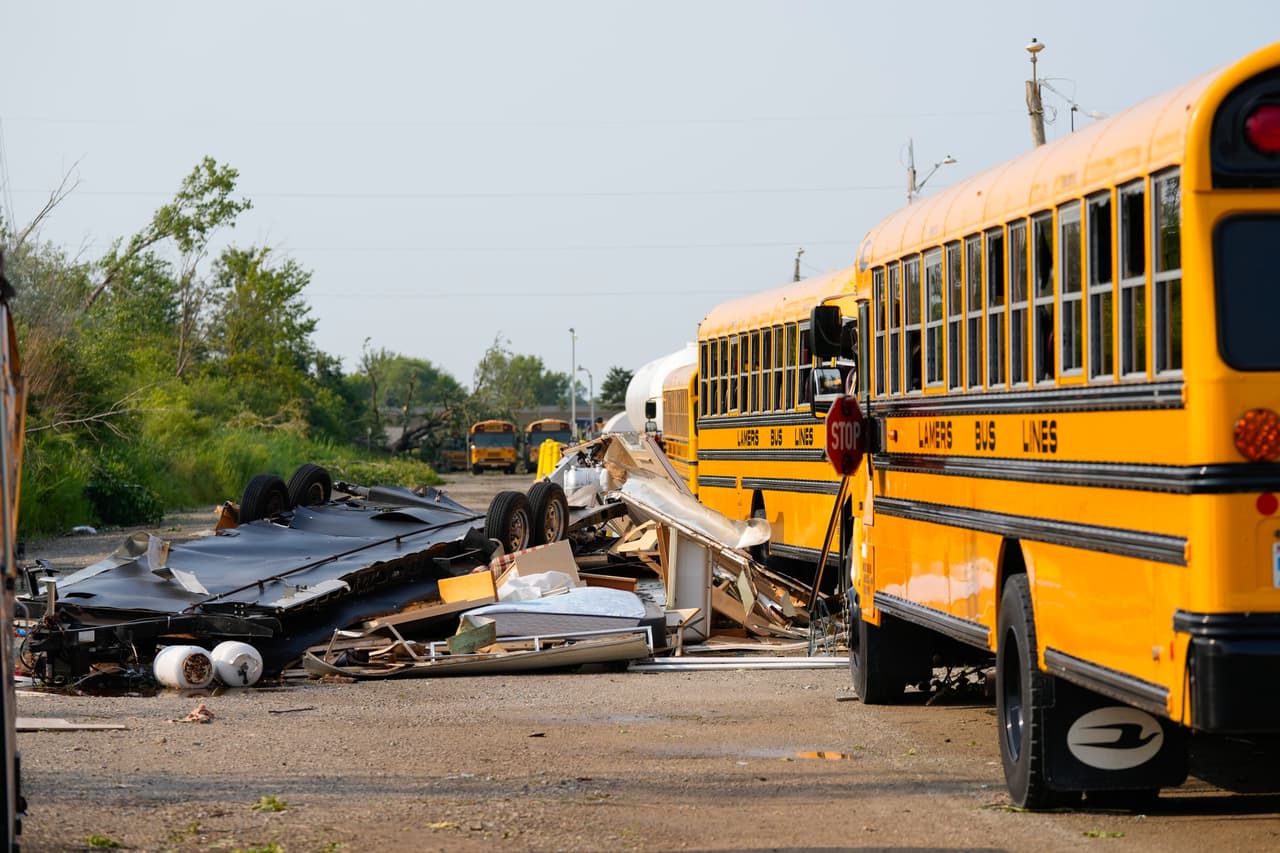 Se observan escombros en un estacionamiento de autobuses escolares tras el paso de un tornado el día anterior, el martes 28 de julio de 2026, en Appleton, Wisconsin.