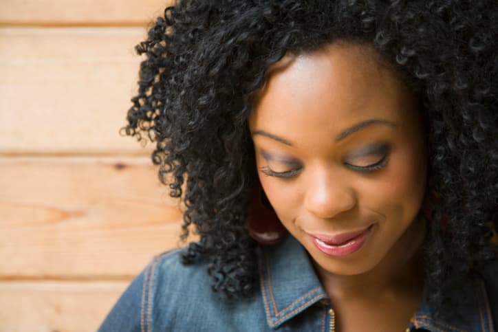 Y si no quieres maquillarte demasiado, un poco de mascara bastará.