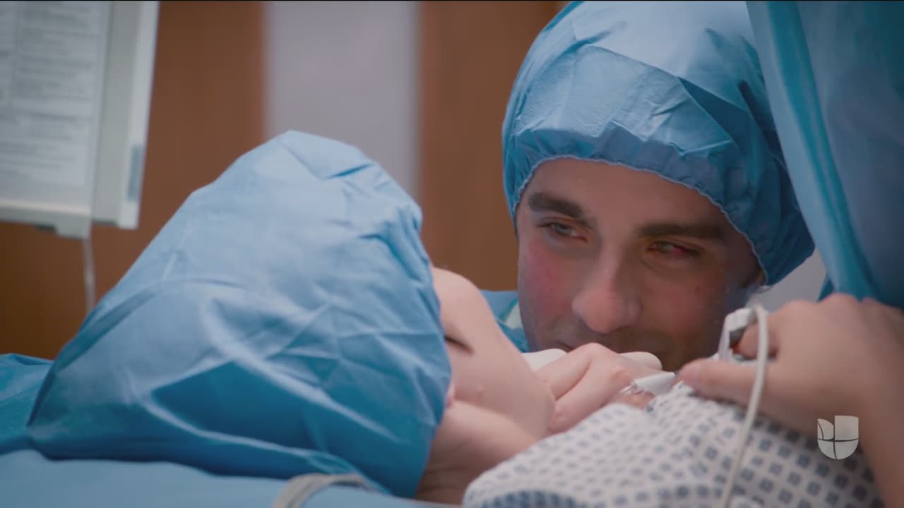 La pareja estaba loca de la emoción por la feliz llegada de sus hijos.