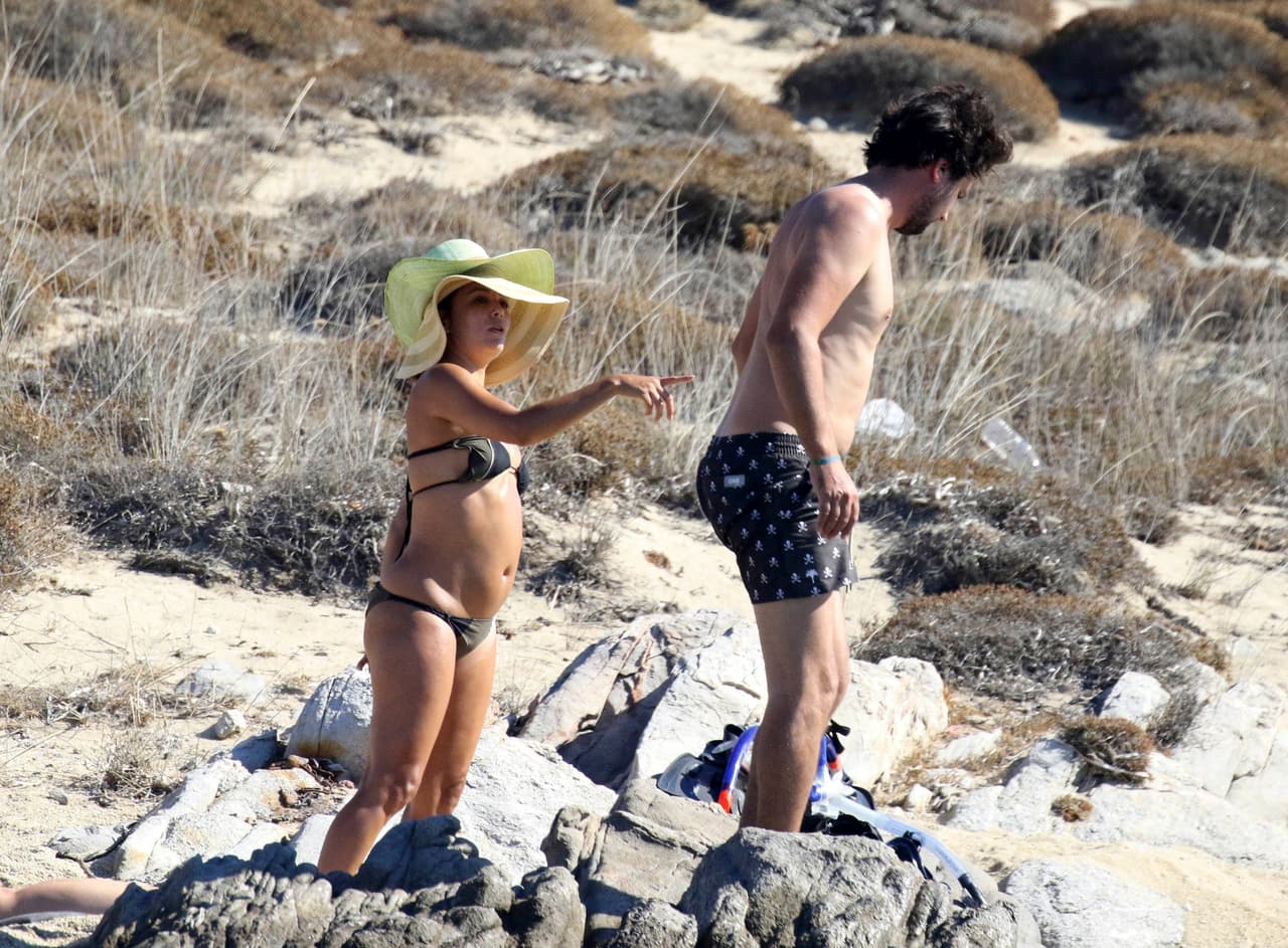 Photo © 2017 Backgrid UK/The Grosby Group *EXCLUSIVE* The American actress Eva Longoria along with her husband Jose Baston, the Puerto Rican actor Amaury Nolasco and friends are spotted having fun taking part in watersports and spending their time at the beach in Rhenia Island, Mykonos, Greece