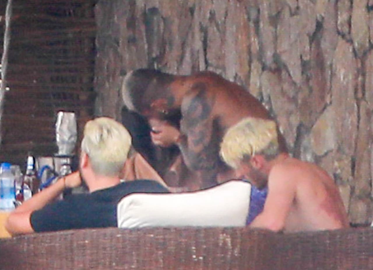 Ambos compartían besos y se mostraban contentos en compañía de algunos amigos.