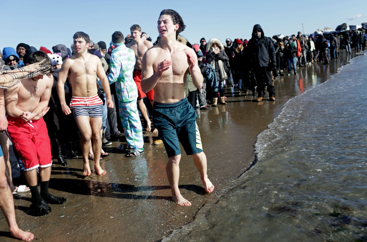 Al momento del chapuzón la temperatura ambiente era de 17F (-8C) aunque algunos participantes dijeron que el agua estaba mucho menos fría: A unos 37F (3C).