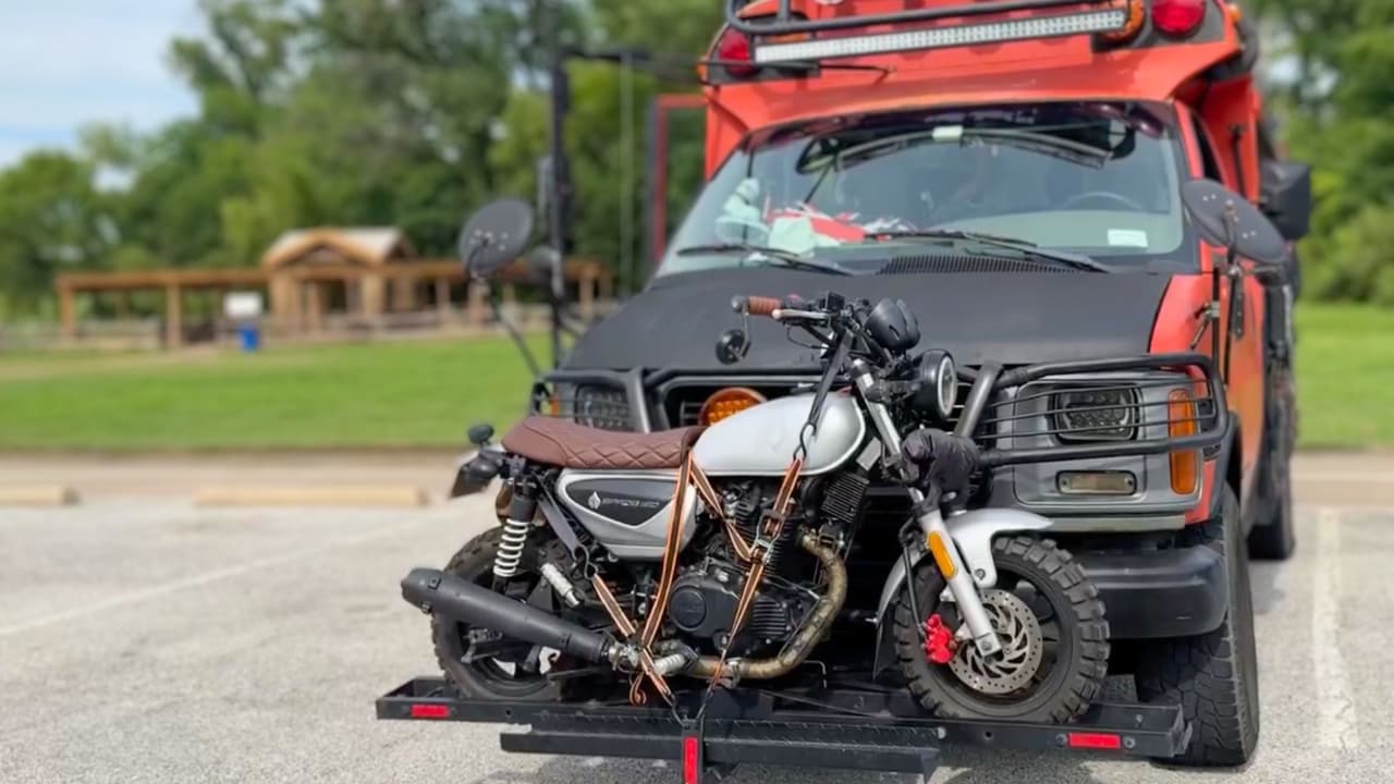 La familia Bohórquez siempre lleva consigo una motocicleta, la cual utilizan para recorrer cada ciudad que visitan.