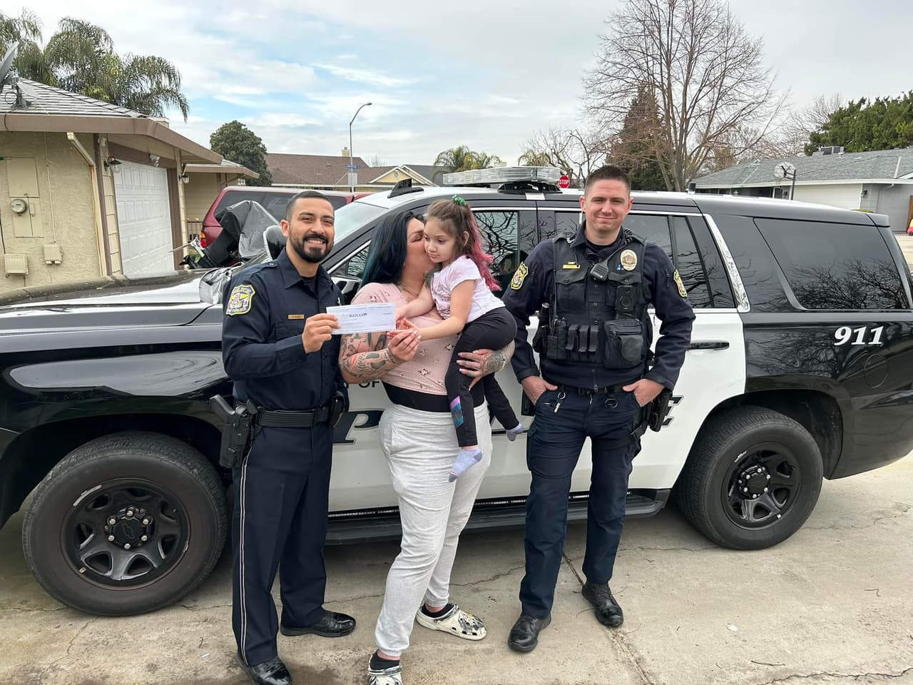 Roban silla de ruedas a niña de 7 años; policía hace donativo para adquirir una nueva