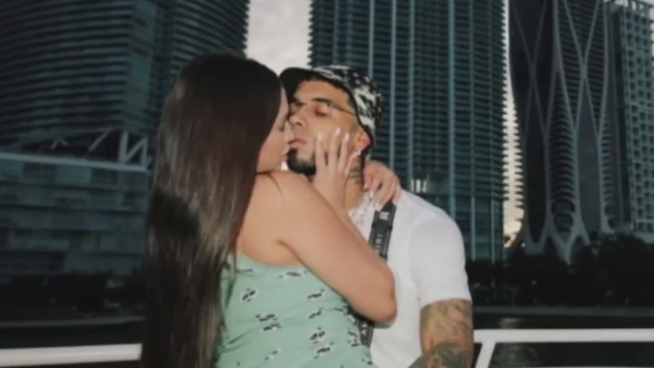 Anuel AA visita Disney junto a nueva novia, su primogénito y su expareja