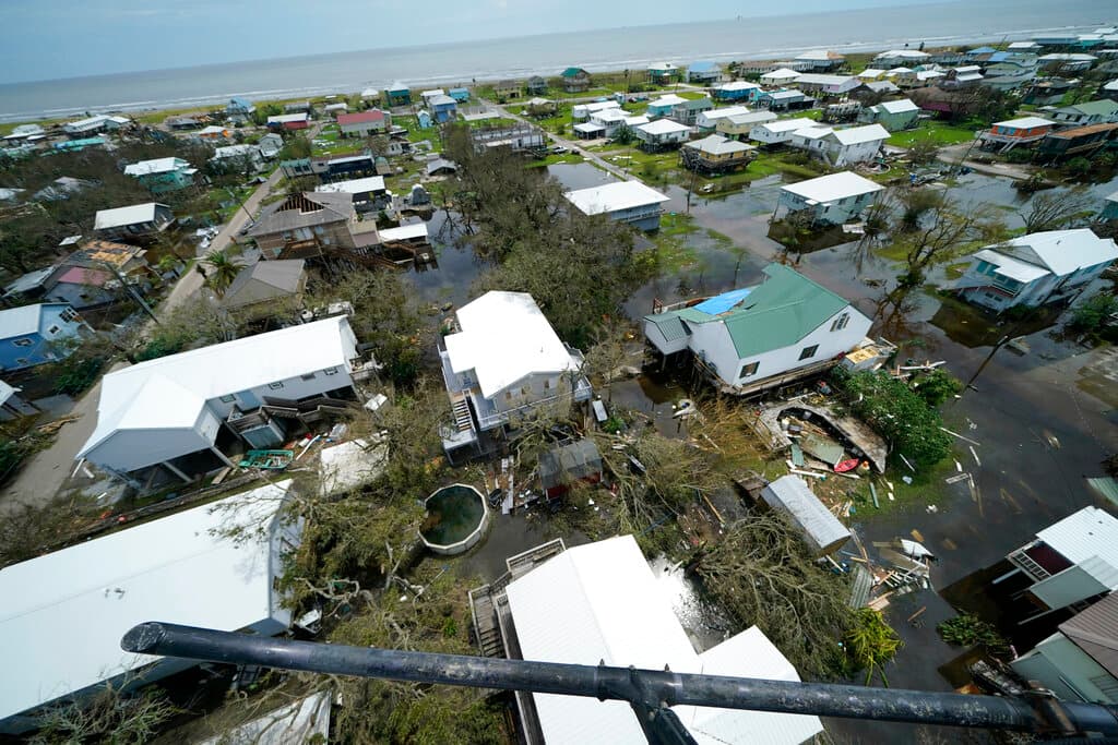 El huracán Ida tocó tierra al oeste de esta isla barrera con ráfagas de viento registradas que llegaron a las 172 mph (277 kmph). El agua del mar inundó el pueblo.
