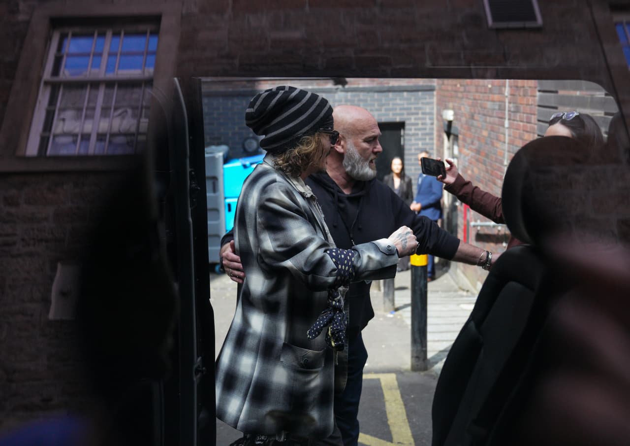 Horas antes de que se viera forzado a dejar el hotel, el actor había 
<b>gastado más de 62 mil dólares en una fiesta </b>con un grupo de amigos de 20 personas, según el medio.
<br>