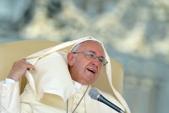 Parece que ésta vez el viento sí desesperó un poco al pontífice.