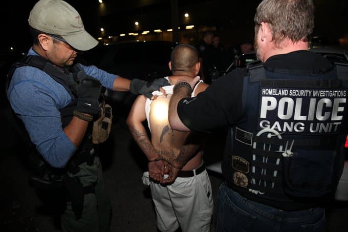 Organizaciones proinmigrantes de California reclaman a través de una demanda federal que los agentes de ICE se hacen pasar por policías locales, detectives y agentes de libertad condicional para engañar a los indocumentados.