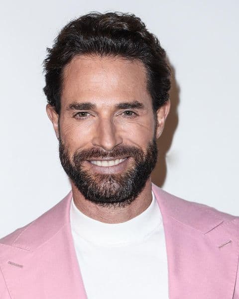 En realidad, con “rosado” se refería al atuendo con el que aparece en las imágenes que acompañan su texto. 
<br>