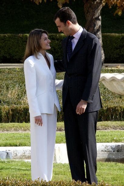 El entonces príncipe Felipe y la periodista Letizia Ortiz Rocasolano anunicaron su compromiso matrimonial el 1 de noviembre de 2003. Desde el inicio, los partidarios de la monarquía han mirado con recelo la relación por tratarse de la unión entre un miembro de la realeza española y una plebeya.