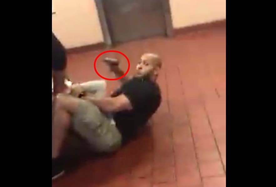 NYPD sienta en un escritorio al oficial que apuntó contra civiles en Manhattan