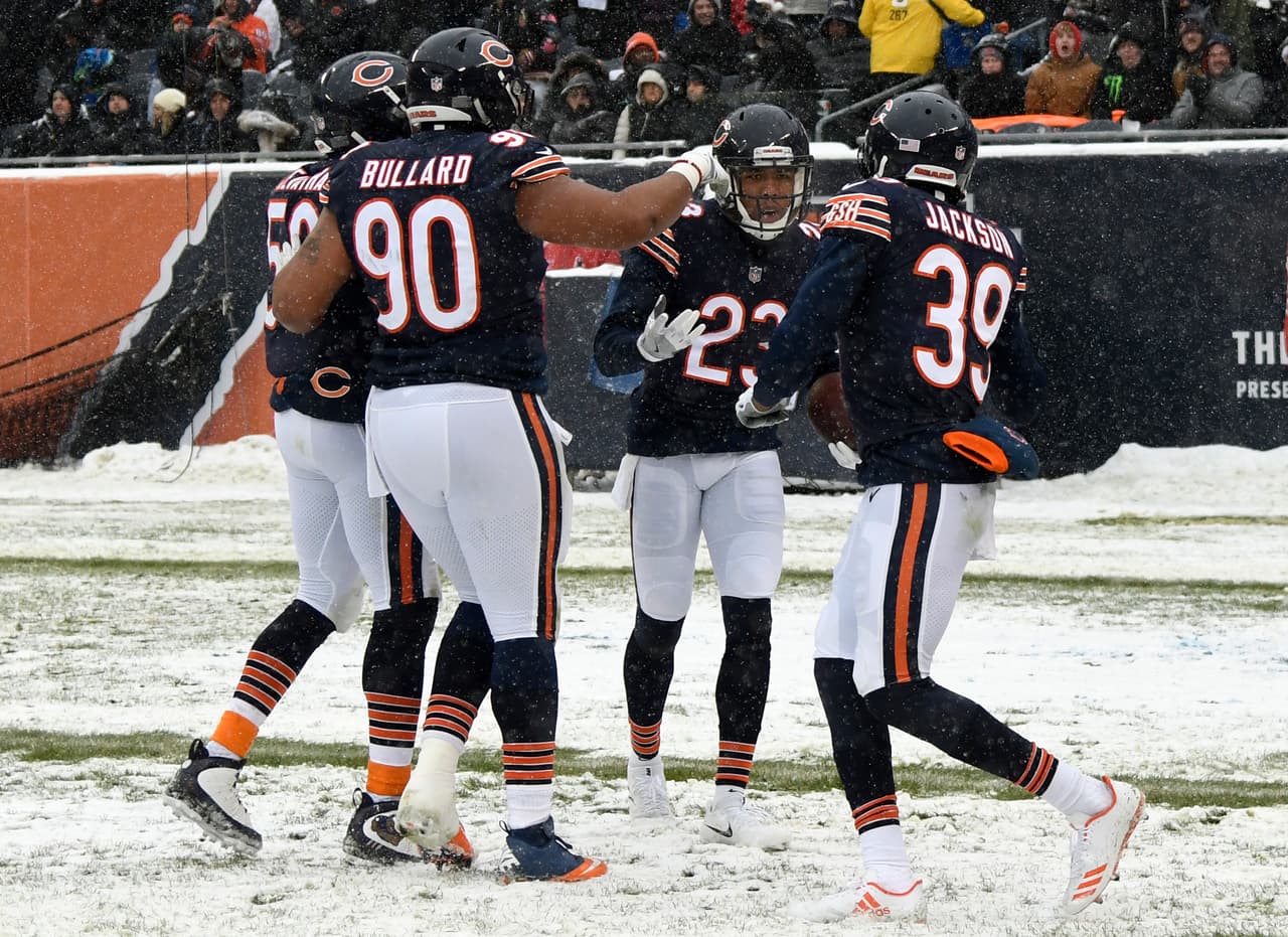 Kyle Fuller, el número 23 de los Chicago Bears (en el centro de la fotografía), celebra con sus compañeros de equipo después de interceptar el balón. Los grandes cúmulos de nieve en el campo retrasaron el partido 30 minutos.