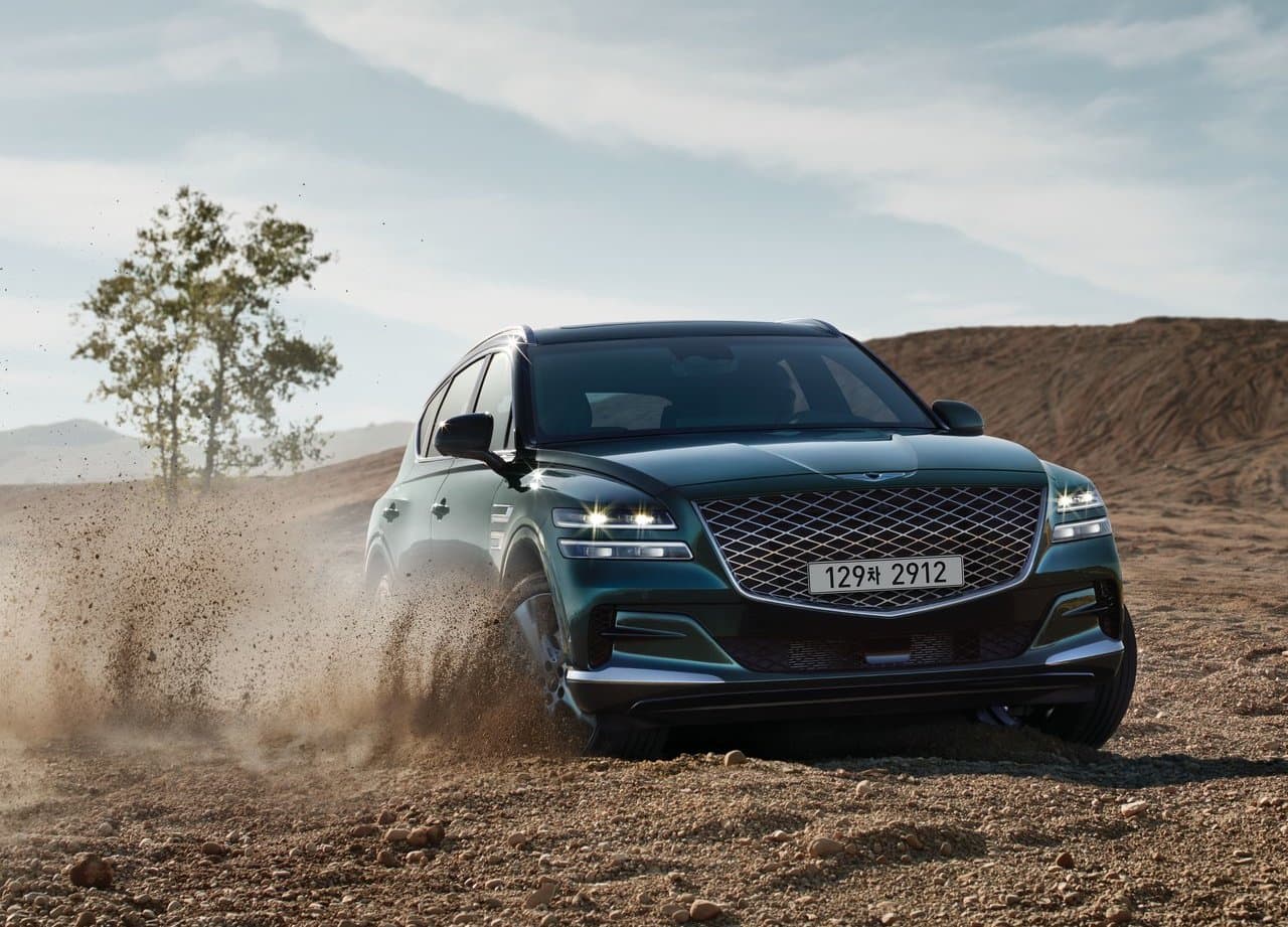 Esta SUV de lujo llega con dos tipos de motorizaciones: un 4 cilindros de 2.5 litros turboalimentado y un V6 de 3.5 litros doble turbo.
<br>
<br>Una transmisión automática de 8 velocidades se encarga de enviar la potencia a las ruedas traseras, con la opción de equipar un sistema de tracción integral y un diferencial de deslizamiento limitado controlado electrónicamente.
<br>
<br>Hasta el momento se desconocen los detalles sobre las prestaciones de ambos motores.