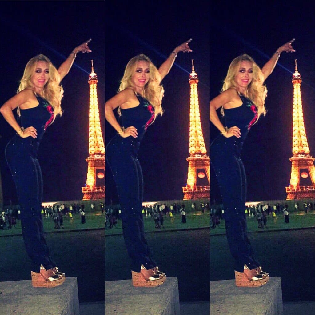 También comparte con sus seguidores lo fantástico que lo pasa cuando viaja.