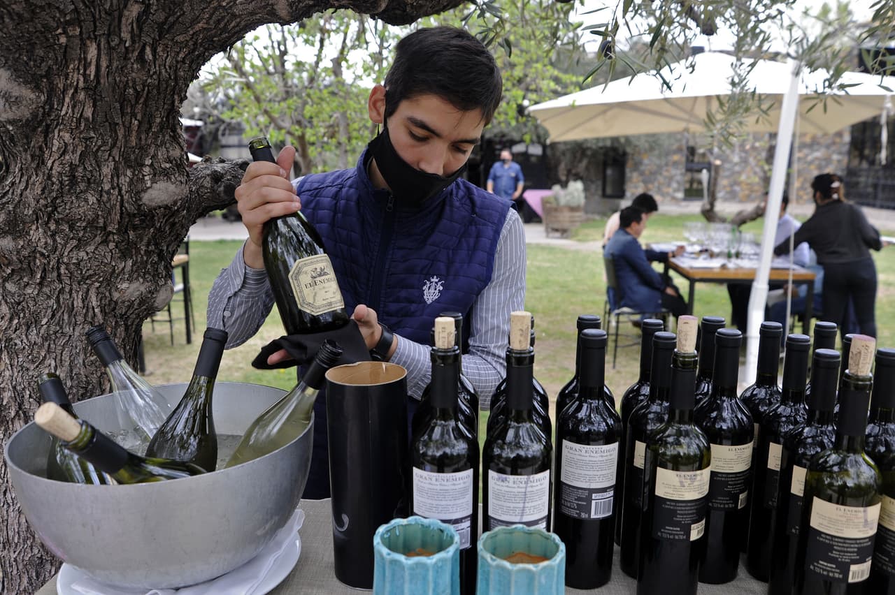 <b>BARES, CERVECERÍAS Y VIÑEDOS</b>
<br>
<br>
<b>Toque de queda.</b> Los bares, viñedos y cervecerías deberán cerrar por completo como ocurrió al inicio de la pandemia de coronavirus.
<br>
<br>
<b>Niveles morado y rojo.</b> Los viñedos tiene permitido operar únicamente al aire libre, mientras que los bares y cervecerías que no ofrezcan servicio de alimentos tienen prohibido atender a clientes en espacios cerrados. Si ofrecen comida en su menú, se deben sujetar a las mismas normas que aplican para los restaurantes.