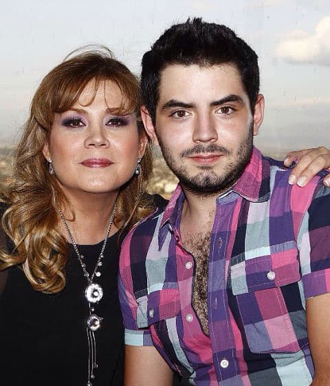 En este proyecto su sobrino
<b><a href="http://www.univision.com/programas/novelas/estos-actores-de-telenovela-comparten-el-mismo-adn-y-el-talento-fotos">José Eduardo Derbez</a></b> la acompañaba, juntos ganaron el premio 'Francisco Gabilondo Soler' por ser el mejor programa de radio infantil en ese año.