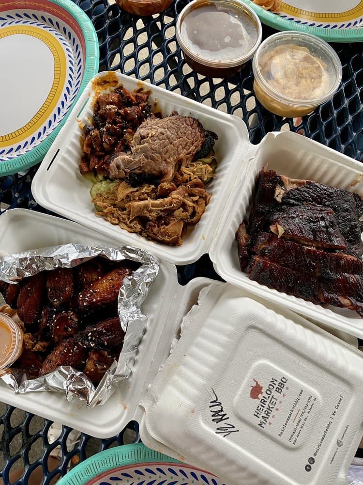 <b>Heirloom Market BBQ</b>
<br>Dirección: 2243 Akers Mill Rd SE Ste 110 Atlanta, GA 30339
<br>Teléfono: (770) 850-1008
<br>Sitio web: 
<a href="https://heirloommarketbbq.com/">https://heirloommarketbbq.com/</a> 
<br>
<b><a href="https://www.yelp.com/map/heirloom-market-bbq-atlanta">Cómo llegar</a></b>
<br>
<br>Restaurante que ofrece platillos que incorporan influencias estadounidenses y surcoreanas.