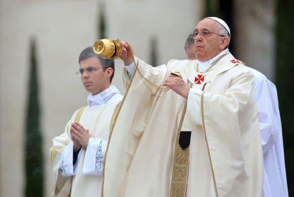 El Papa Francisco inicia la ceremonia de canonización de los papas San Juan XXIII y San Juan Pablo II.