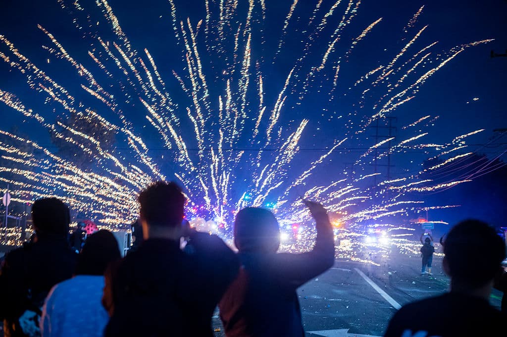 La manifestación en Compton, con el uso de fuegos artificiales, advirtió a las autoridades que no están lidiando con una protesta desorganizada.