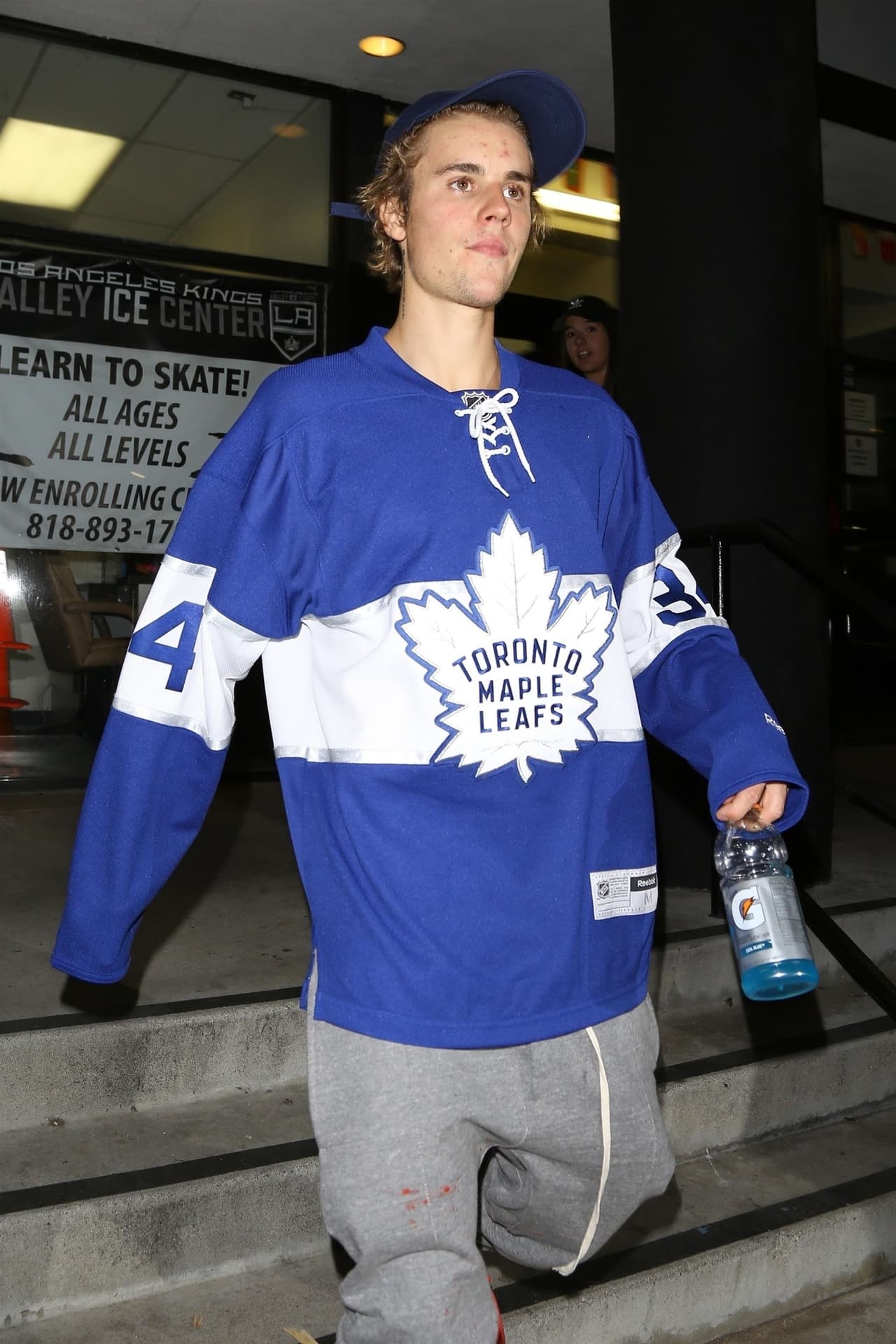 Tras concluir el partido, Selena y Justin se fueron juntos del lugar en la camioneta Mercedes del cantante. 
<br>