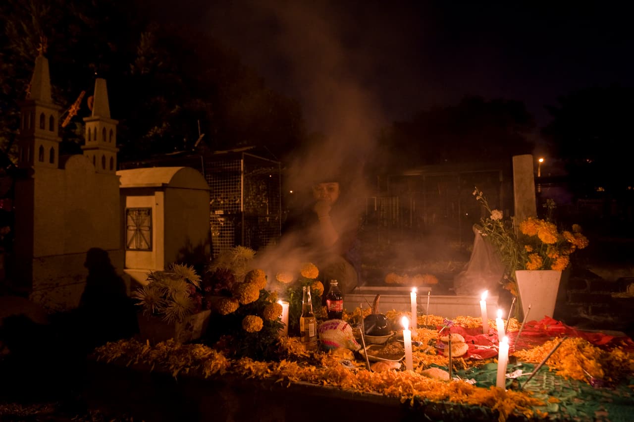 COPAL E INCIENSO- El olor que despiden ambos limpian el ambiente para la llegada de las ánimas esperadas, eso impide que malos espíritus se acerquen.