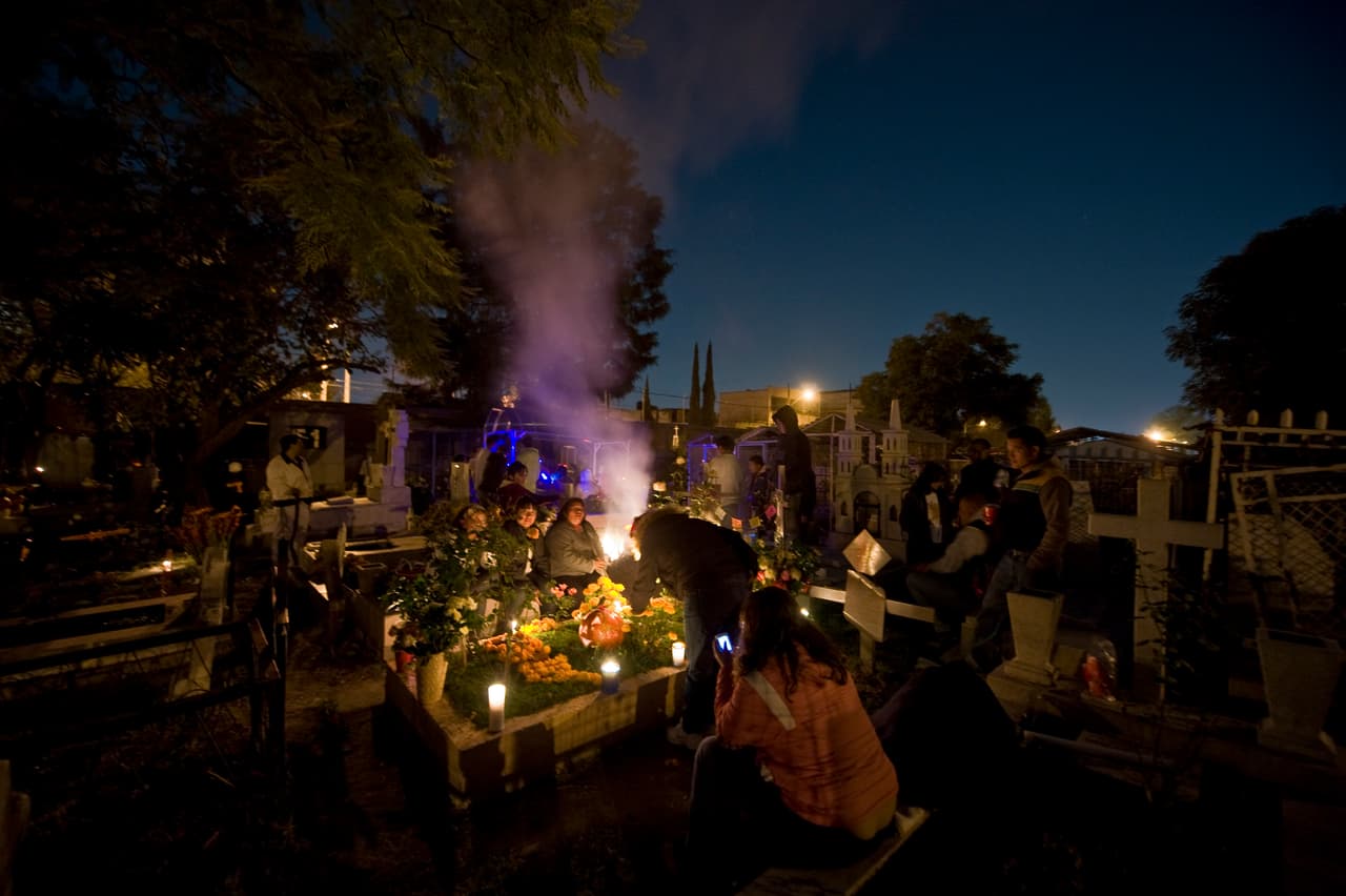 Los altares con tres niveles representan el cielo, la tierra y el purgatorio.