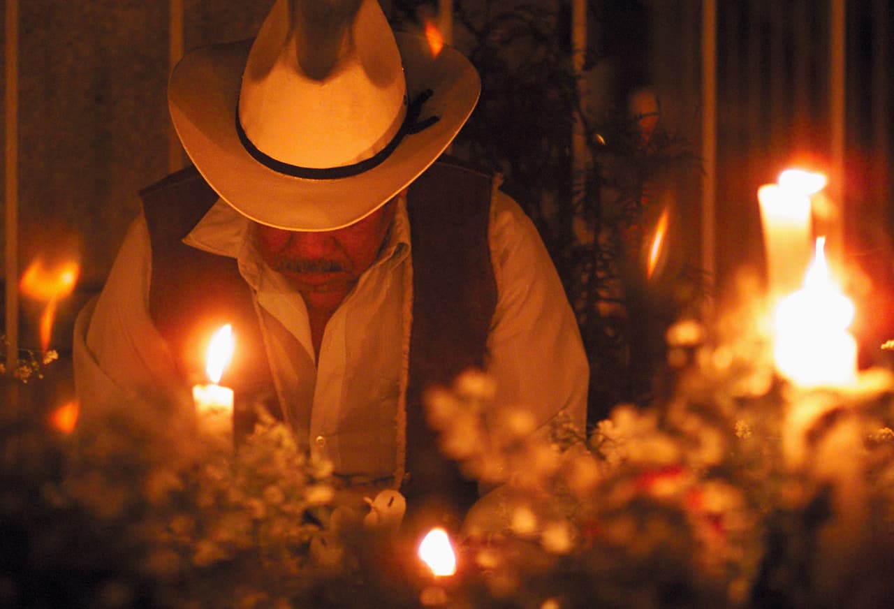 VELAS- La luz de las velas guían a las ánimas hasta su casa en donde los esperan sus seres queridos, también los iluminarán en su camino al sitio donde reposan tras su muerte. Hay personas que ponen una vela por cada uno de sus difuntos.
