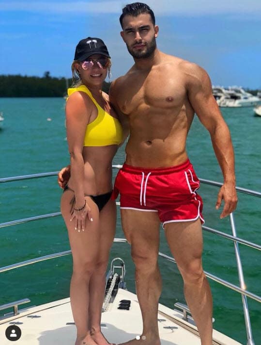 "No voy a entrar en detalles porque siempre he respetado nuestra privacidad, pero al mismo tiempo, no vine a este país para no poder
<b> <a href="https://www.univision.com/famosos/el-padre-de-britney-spears-se-niega-a-que-informacion-del-caso-de-su-hija-sea-publica-para-evitarle-un-dolor-fotos">expresar mi opinión y mi libertad</a></b>", agregó el nacido en Teherán, Irán en Instagram.
<br>