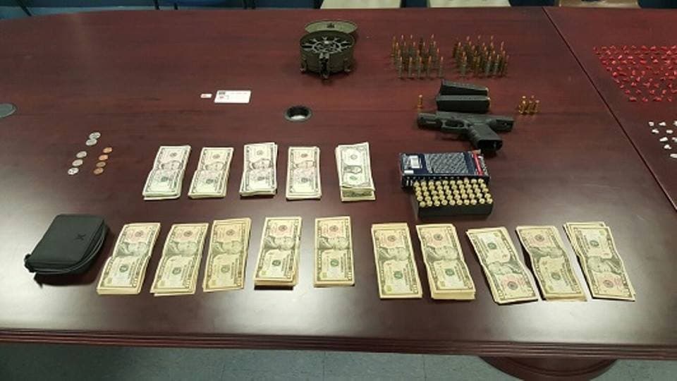 Material delictivo ocupado en la residencia donde fue arrestado el prófugo.