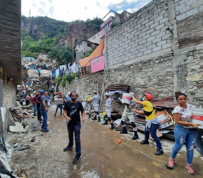 Una persona falleció y 10 personas permanecen desaparecidas por un derrumbe este viernes en el Cerro del Chiquihuite, en el central Estado de México, informaron las autoridades.