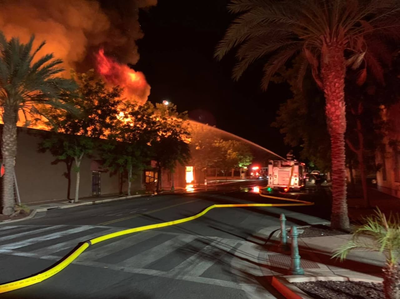 En el combate de las llamas participaron efectivos del Departamento de Bomberos de Visalia, Porterville, y Tulare.