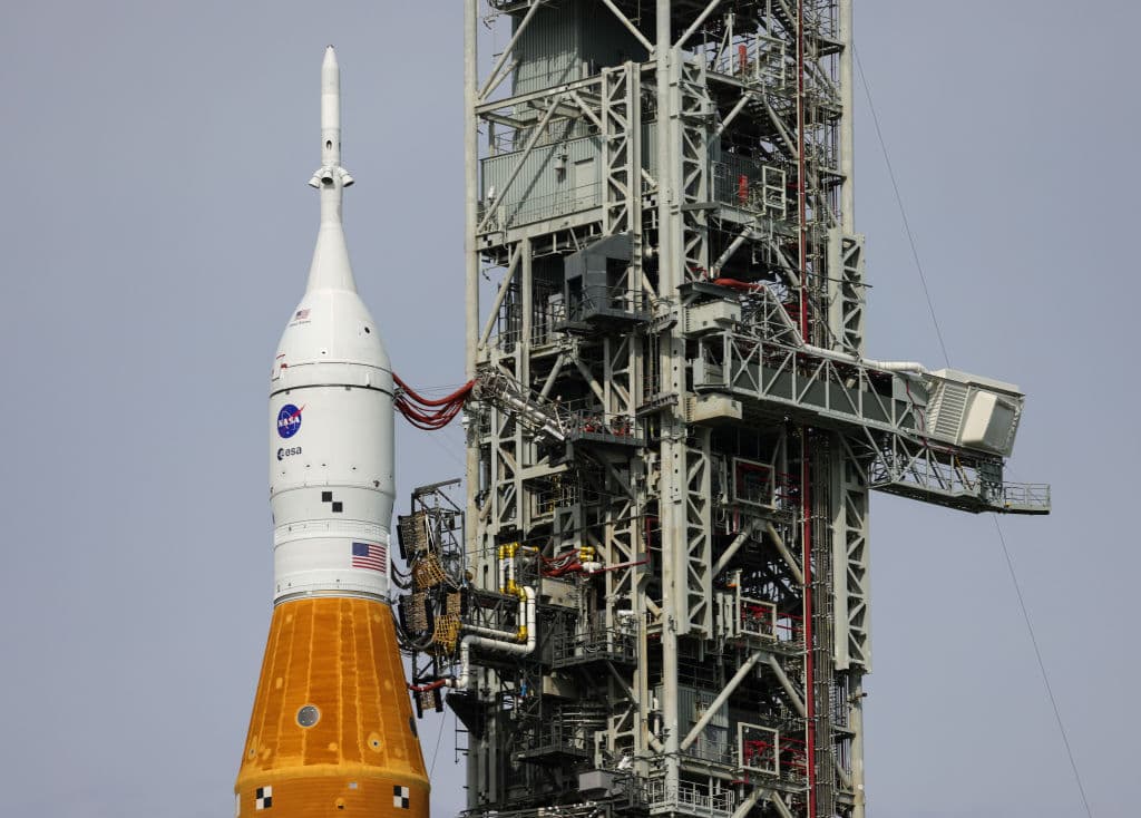 El cohete del Sistema de Lanzamiento Espacial (SLS) de la NASA con la nave espacial Orion adjunta descansa en la plataforma de lanzamiento 39B mientras se realizan los preparativos finales para la misión Artemis I en el Centro Espacial Kennedy de la NASA el 15 de noviembre de 2022 en Cabo Cañaveral, Florida.