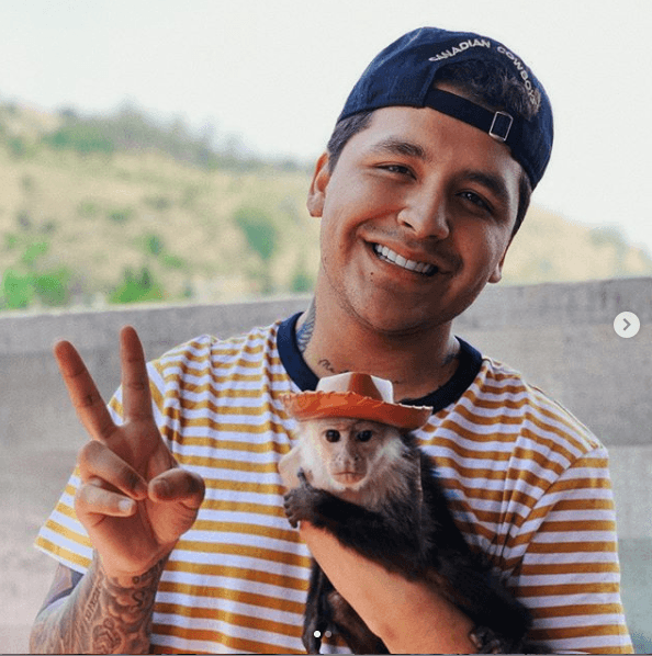 <b>4. Christian Nodal:</b> Los seguidores del intérprete de 'No te contaron mal' disfrutan cada imagen que comparte, como esta en la que posó con el viejo Timo y recabó más de 100 mil 'me gusta'.