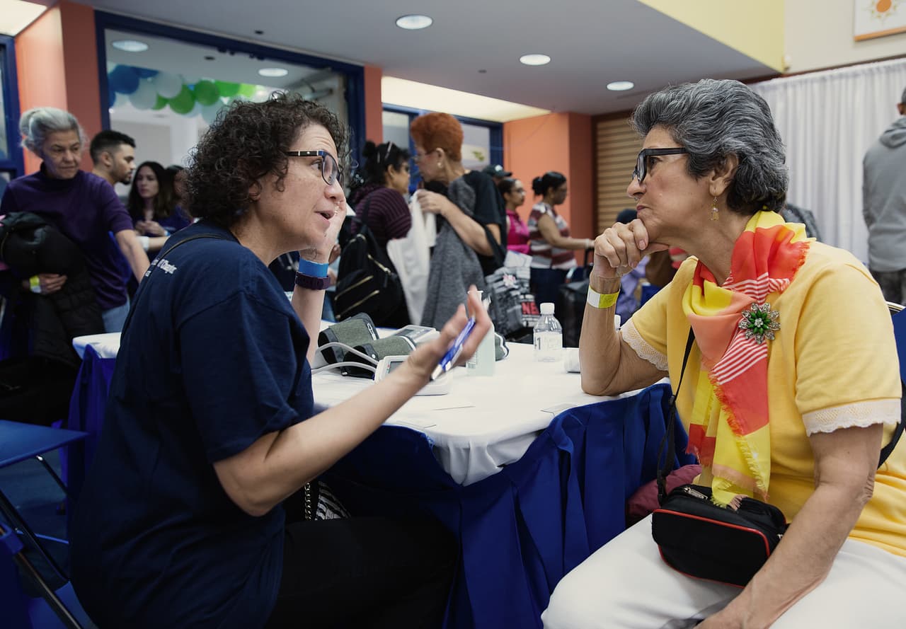 “¿Por qué una persona se acuesta con un nivel de azúcar y se levanta con números mucho mayores?”, preguntó una de las asistentes. 
<b>"Una razón puede ser el estrés",</b> le explicó la doctora María E. Peña. “Es muy importante que vayan a su médico para determinar la causa exacta", agregó.
<br>