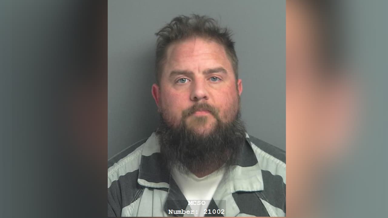 John Timothy Paradysz está acusado de agresión contra un familiar- estrangulamiento.
<br>