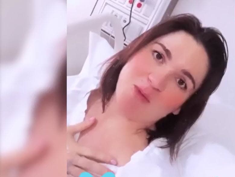 "Fue un parto natural, fueron poquitas horas […] llegué al hospital a las 3 de la mañana y a las 4 y media ya me bajaron a quirófano". 
<br>