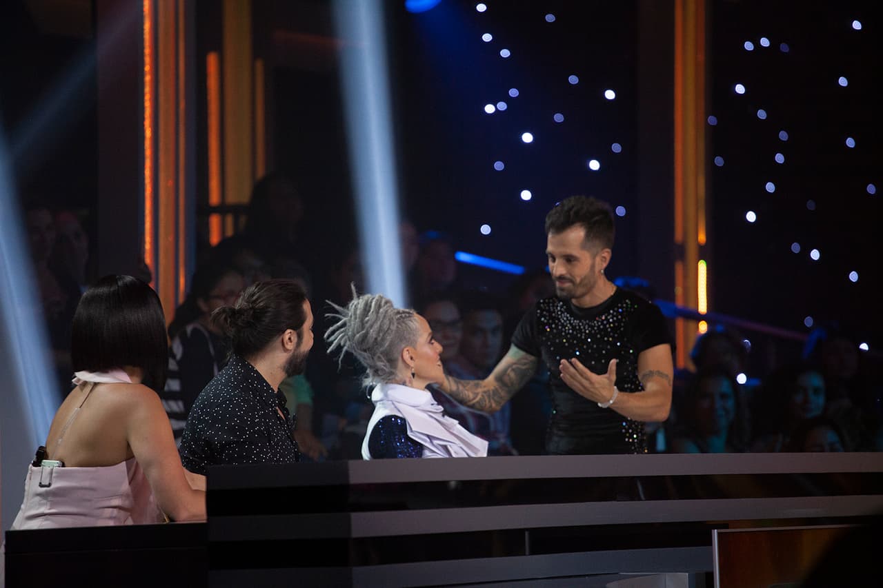 Antes de abandonar el foro, Mike se despidió uno a uno de los jueces, comenzando con Lola Cortés: "a quien le dije que la admiro como la gran artista que es".