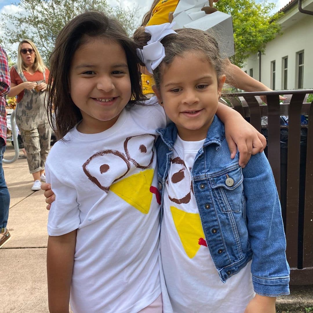 "Soy feliz porque mi pequeña Sofí está aprendiendo a ser como mis amigos y siempre me habla de su amiga Anabella 'ella es mi mejor amiga', dice”, señaló la periodista en Instagram junto a la enternecedora foto.