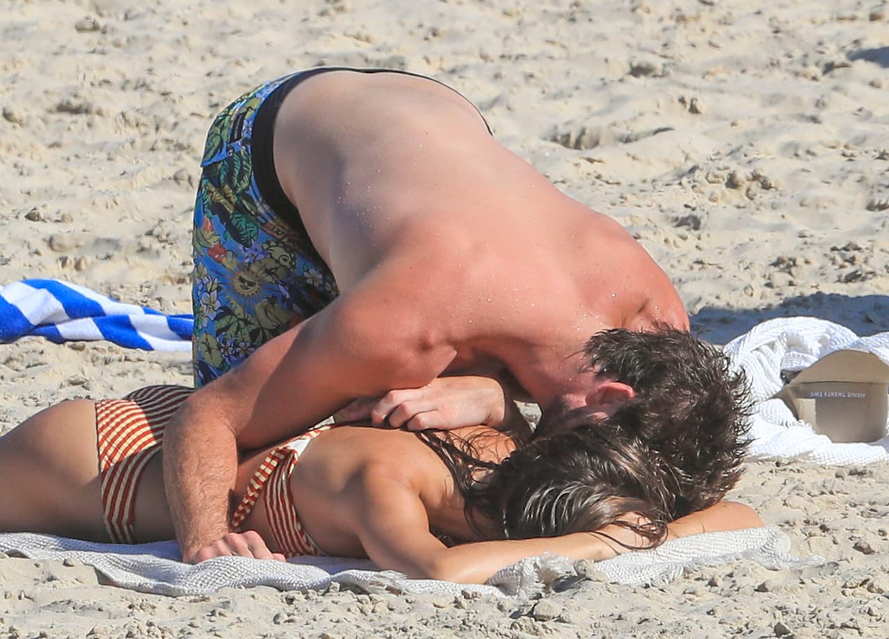 <b><a href="https://www.univision.com/temas/liam-hemsworth">Liam Hemsworth</a></b> fue captado en una playa de Australia, en actitud cariñosa con la modelo Gabriella Brooks
<br>