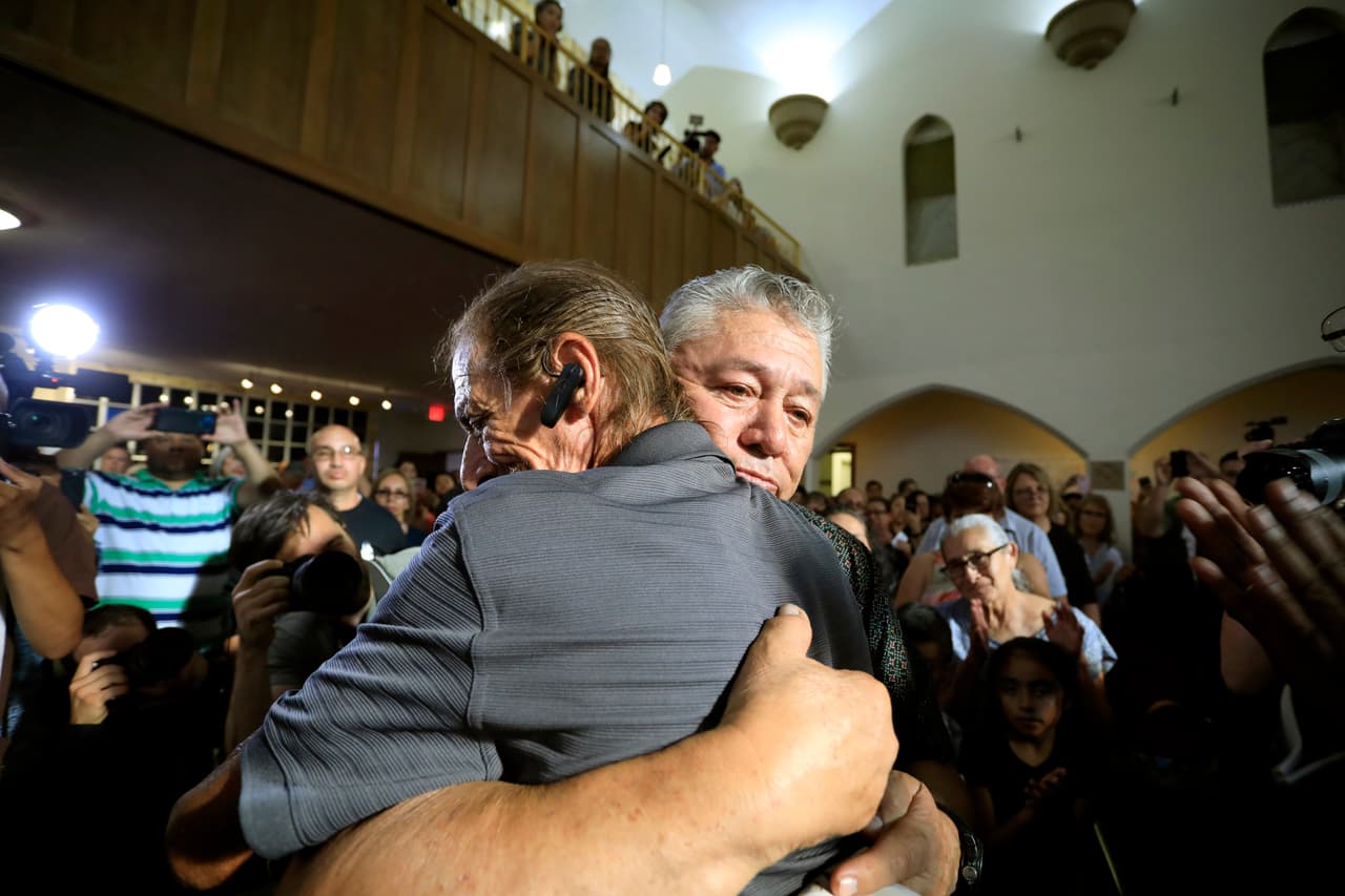 Al funeral llegaron varios mariachis que interpretaron las canciones 'Un rinconcito en el cielo' y 'Amor eterno' como parte del servicio religioso.