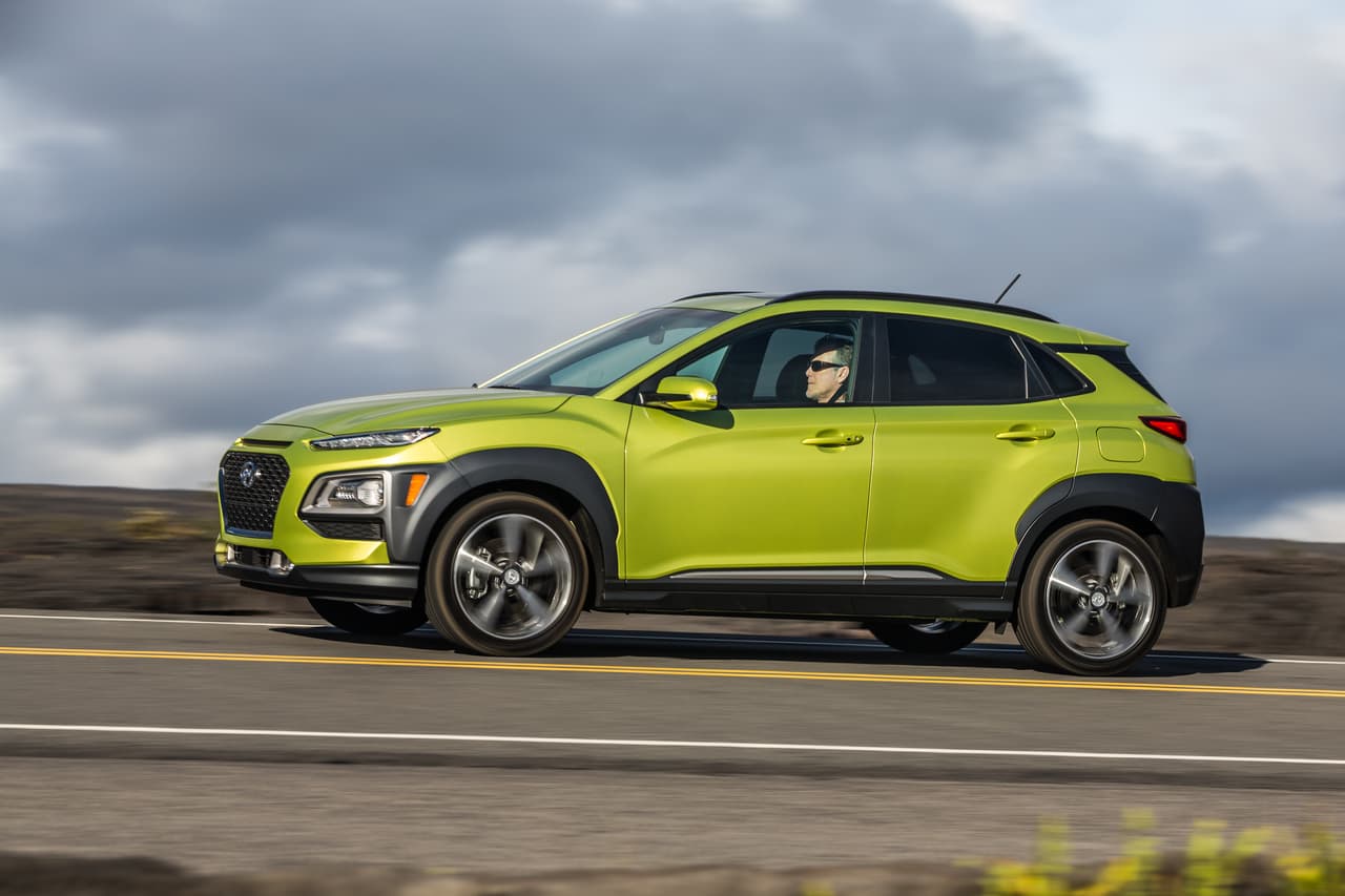 <b>Hyundai Kona 2018</b>
<br>Esta será, por ahora, el modelo de entrada a la gama de SUV's del fabricante coreano. Está construido en una nueva plataforma que le permite ser un vehículo de imagen divertida y aventurera, pero práctica en cuanto a tamaño y espacio interior.